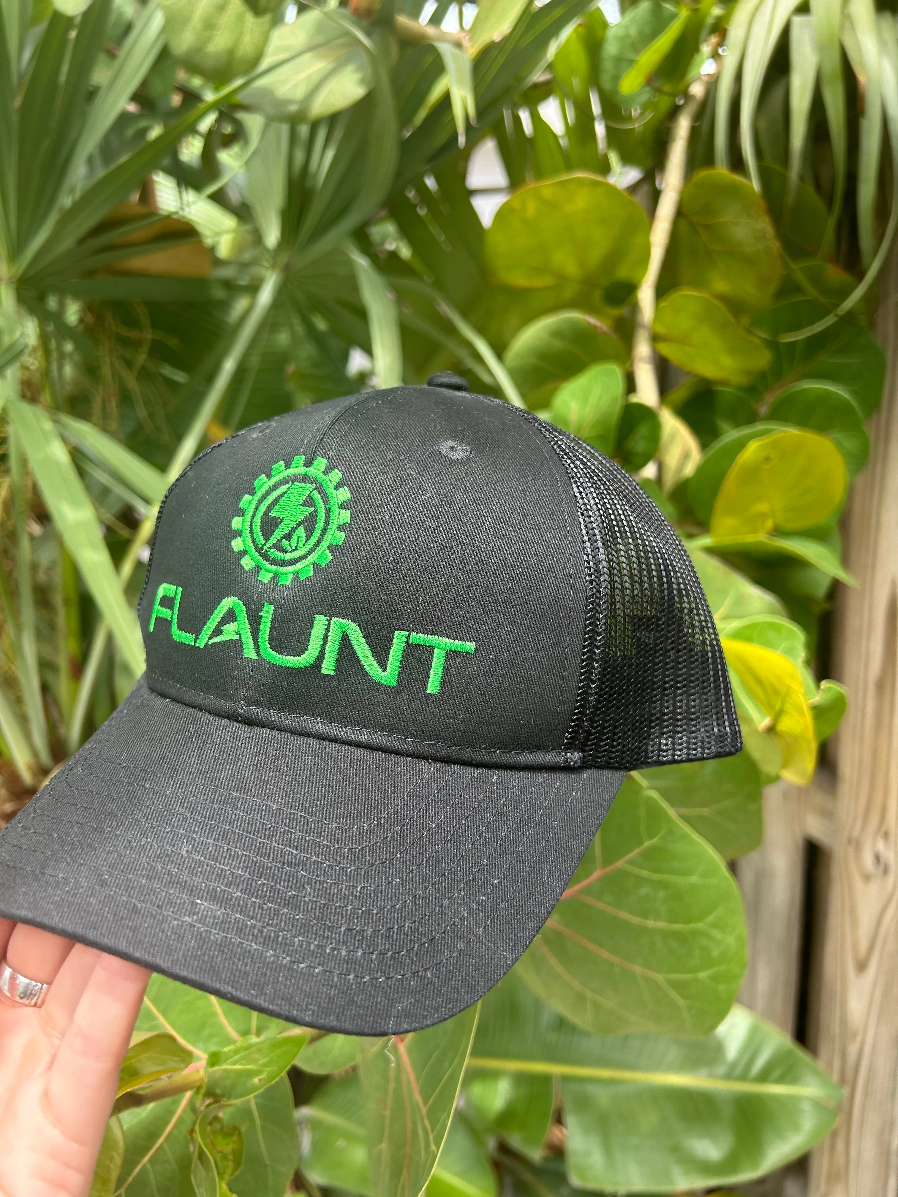 Flaunt Low-Profile Snapback Trucker Cap - Black