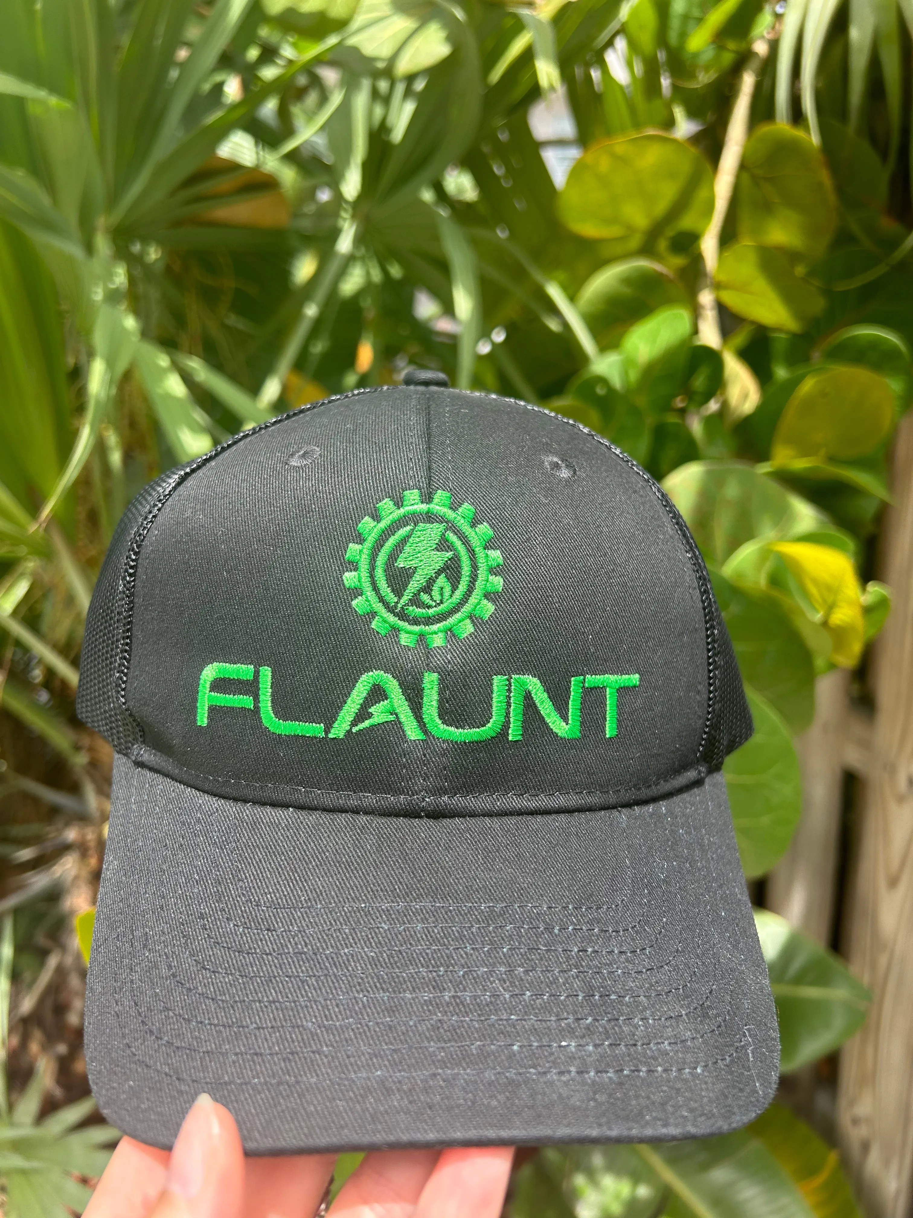 Flaunt Low-Profile Snapback Trucker Cap - Black